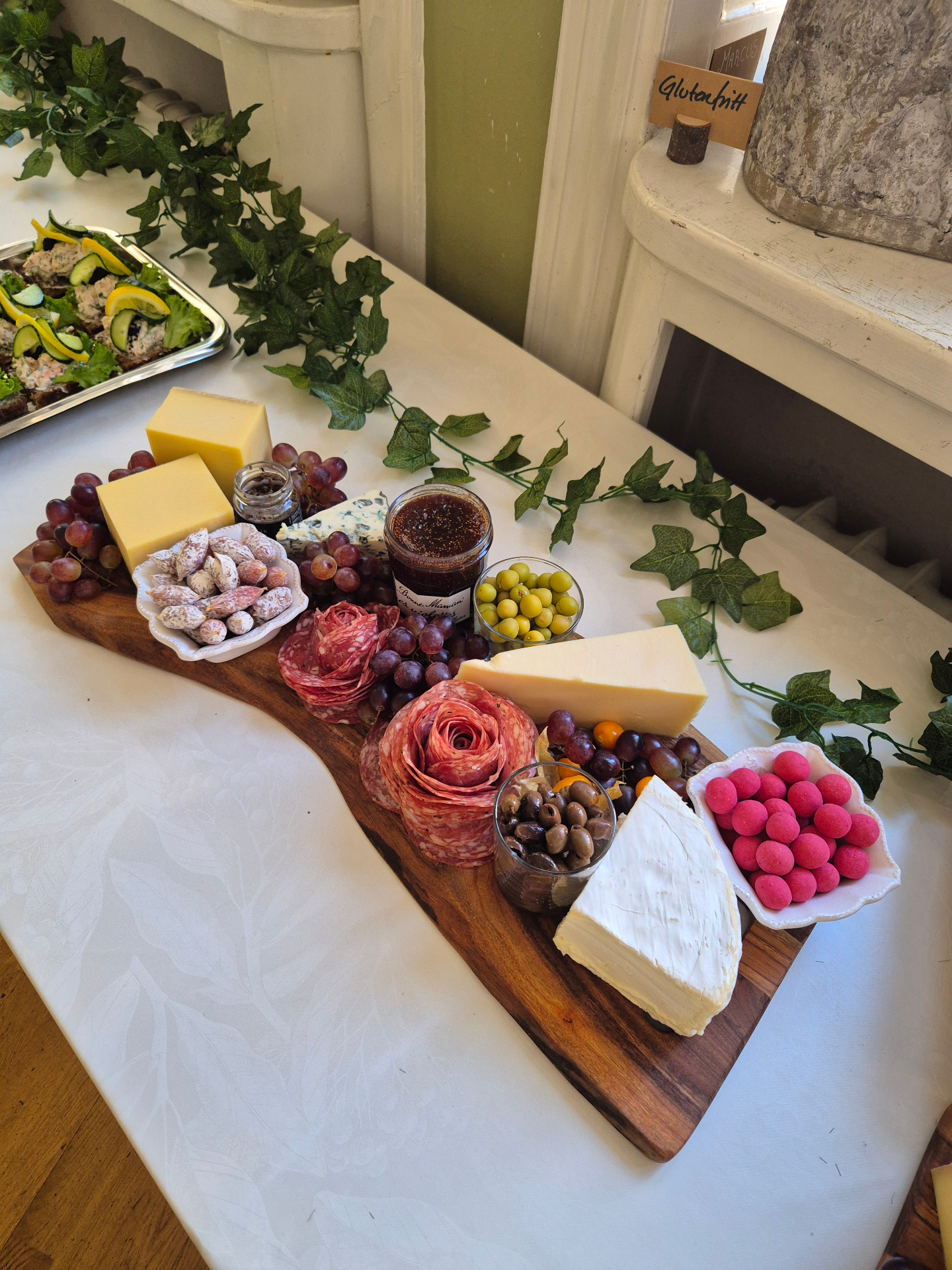 Charkbricka med ostar, frukt och godsaker
