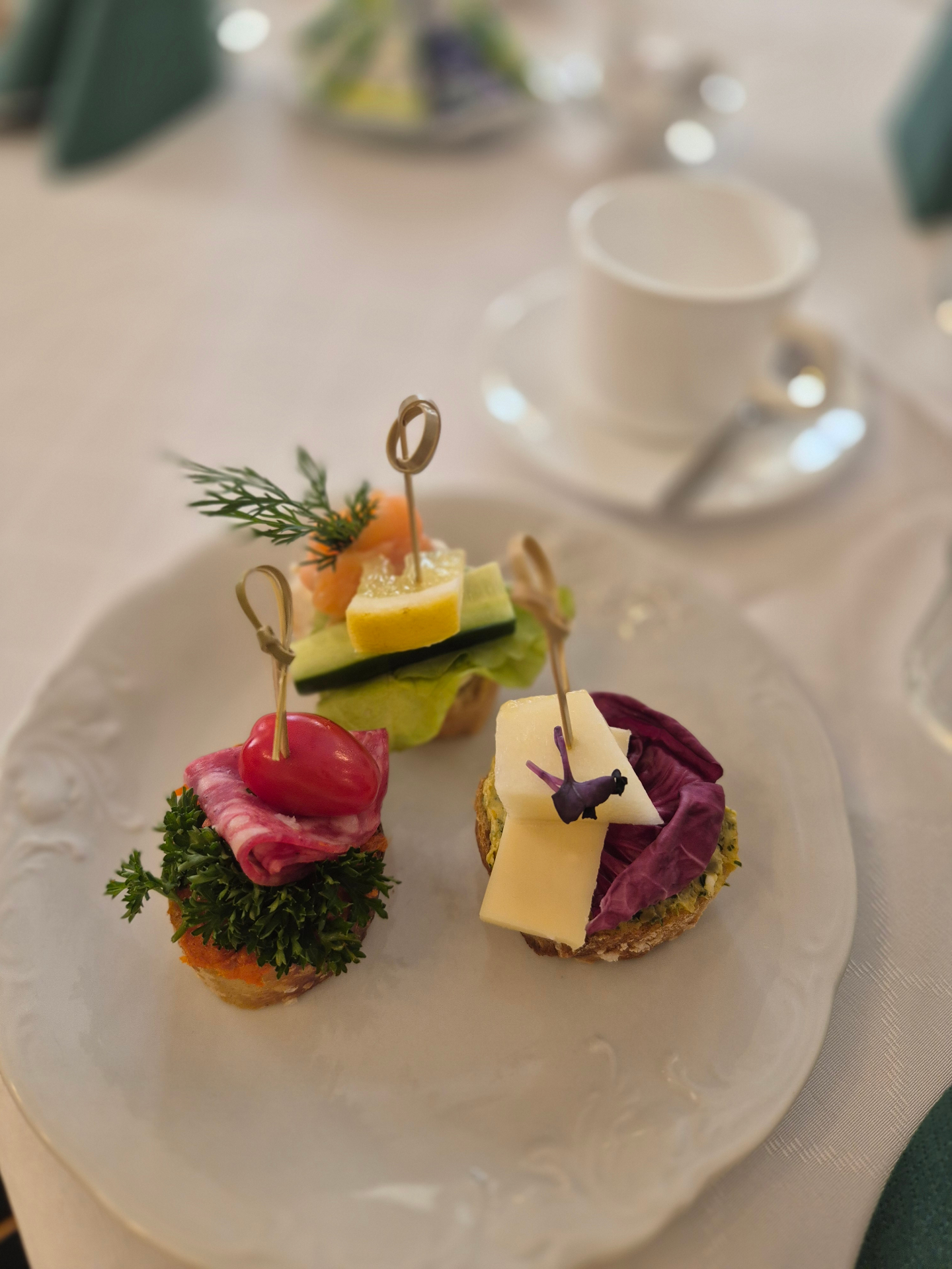 Eleganta canapéer på porslinstallrik